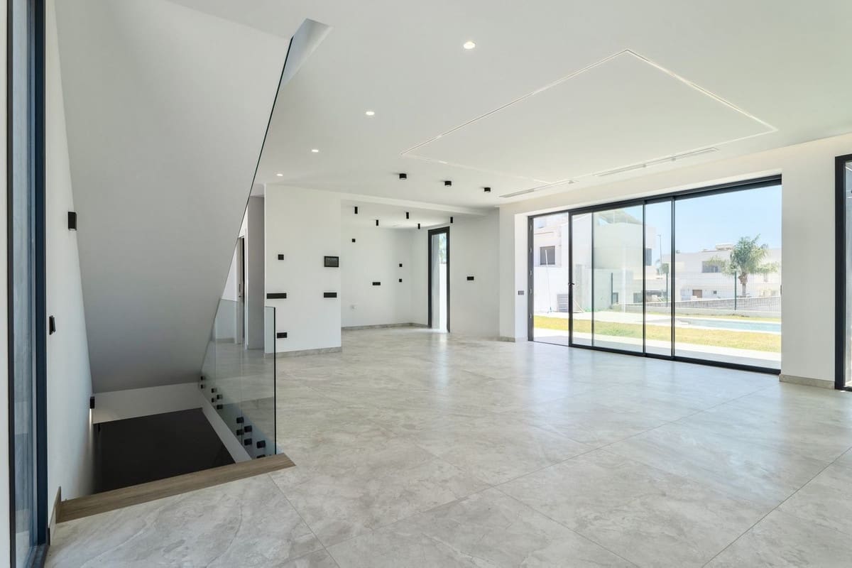 2 bedroom Villa for sale in Benalmadena with pool - € 1,400,000 (Ref: 10148246)