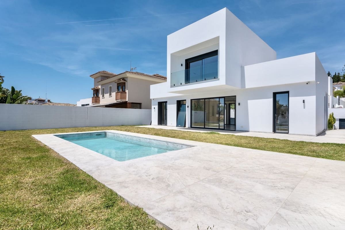 2 bedroom Villa for sale in Benalmadena with pool - € 1,400,000 (Ref: 10148246)