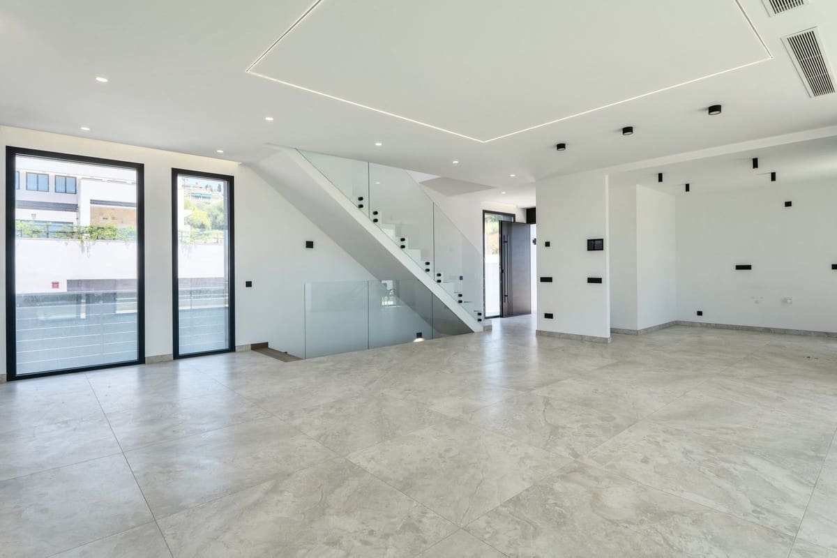 2 bedroom Villa for sale in Benalmadena with pool - € 1,400,000 (Ref: 10148246)
