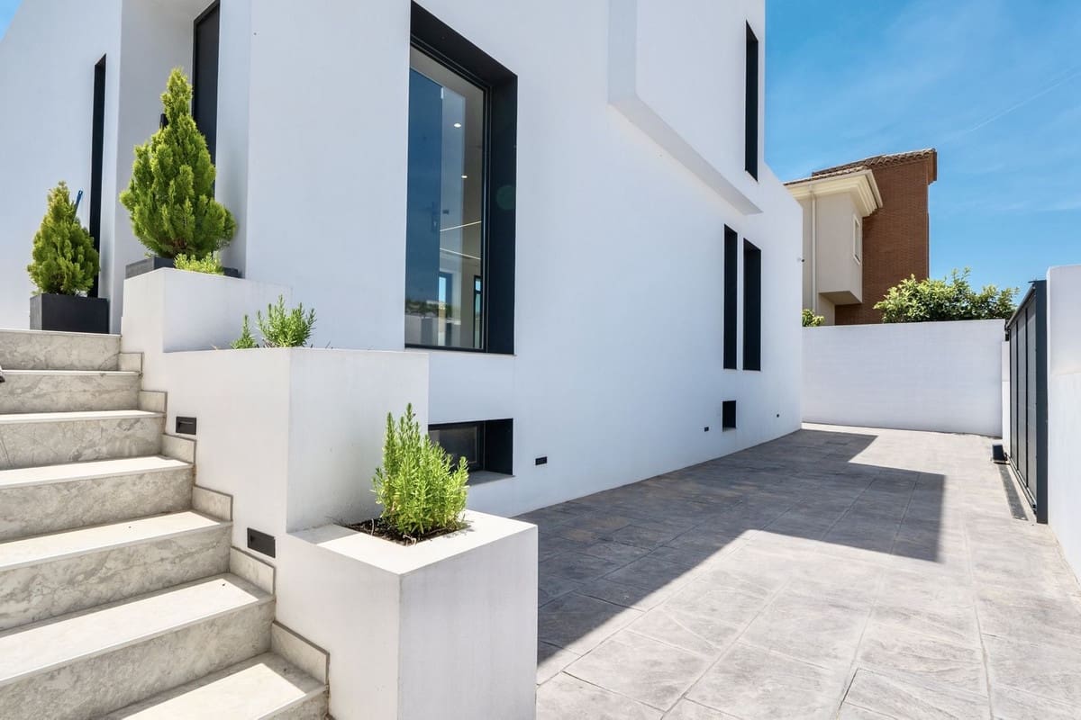 2 bedroom Villa for sale in Benalmadena with pool - € 1,400,000 (Ref: 10148246)