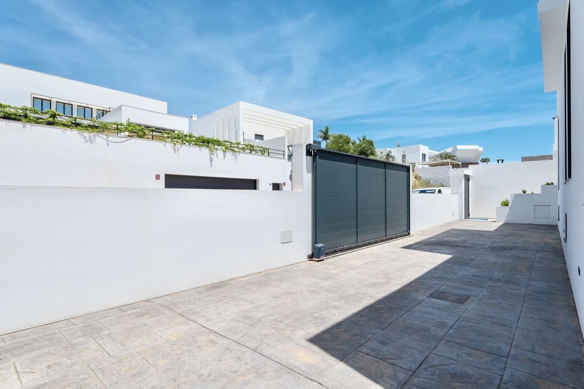 2 bedroom Villa for sale in Benalmadena with pool - € 1,400,000 (Ref: 10148246)