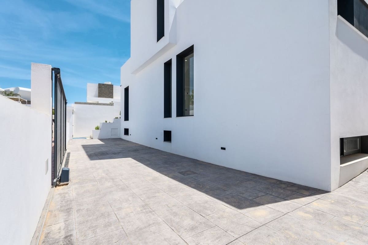 2 bedroom Villa for sale in Benalmadena with pool - € 1,400,000 (Ref: 10148246)