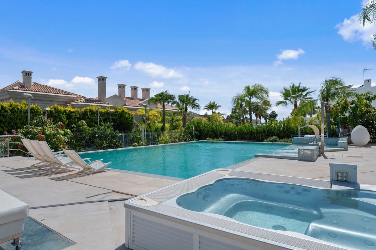 8 soverom Villa til salgs i Bahia de Marbella med svømmebasseng - € 9 500 000 (Ref: 10148250)