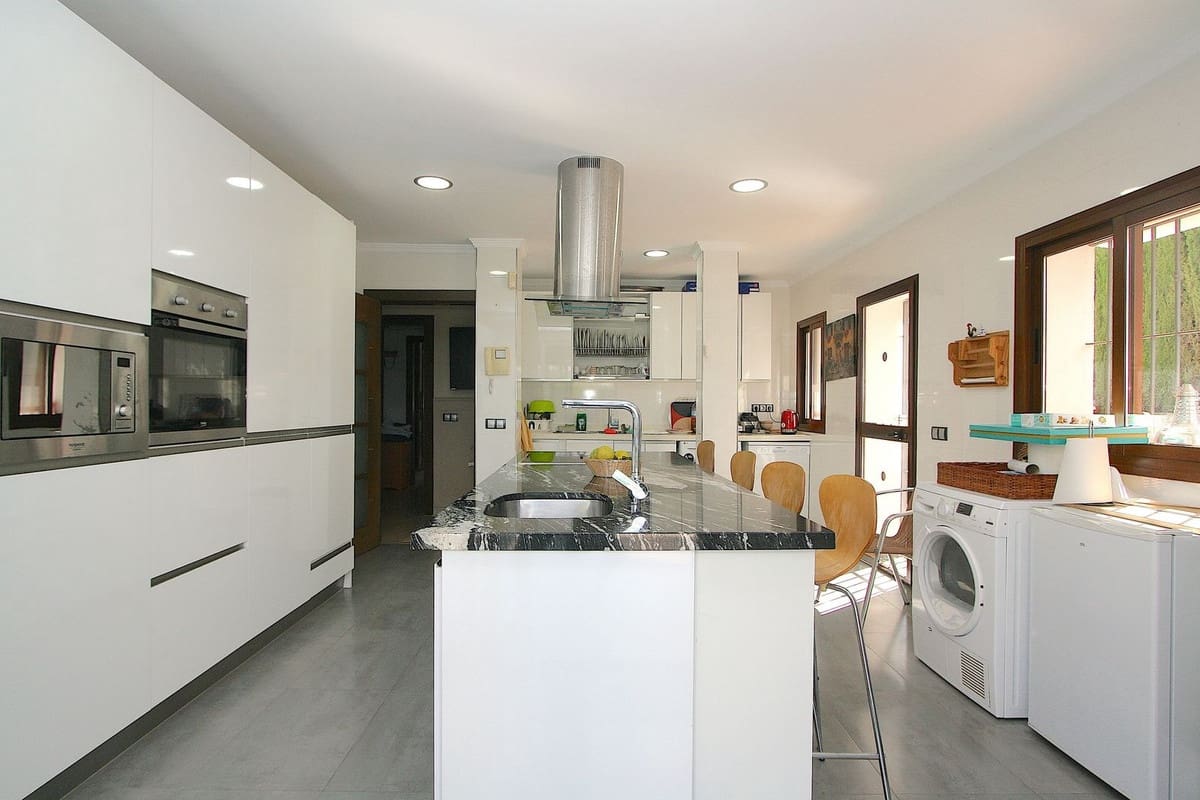 8 bedroom Villa for sale in Benalmadena with pool garage - € 1,790,000 (Ref: 10153692)