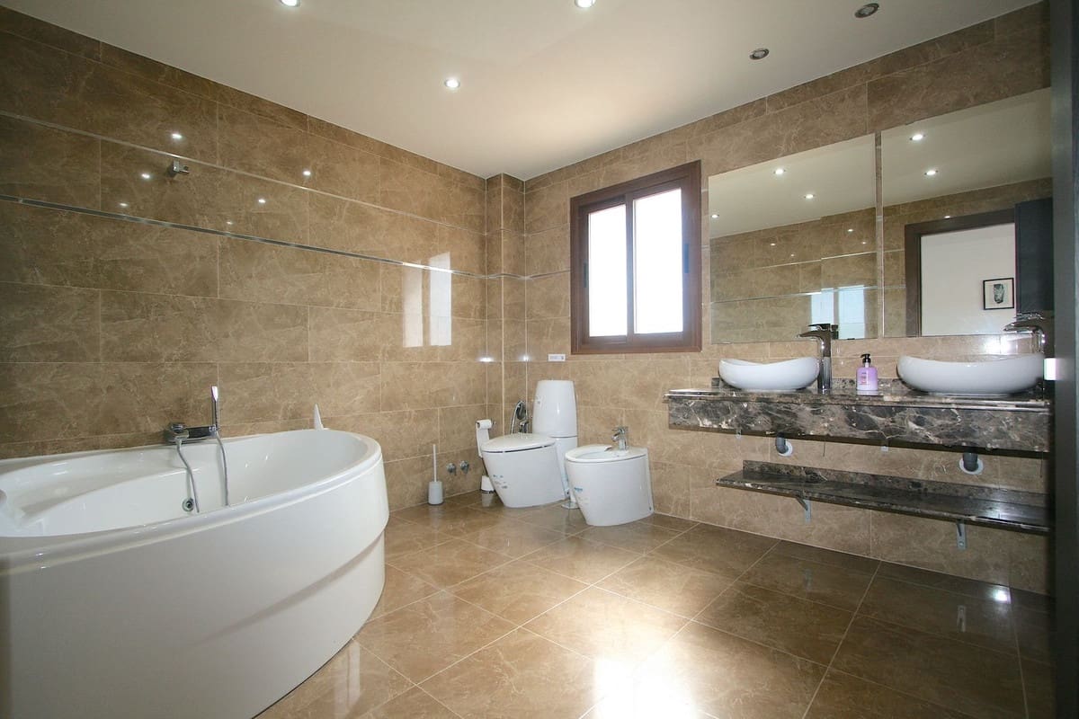 8 bedroom Villa for sale in Benalmadena with pool garage - € 1,790,000 (Ref: 10153692)