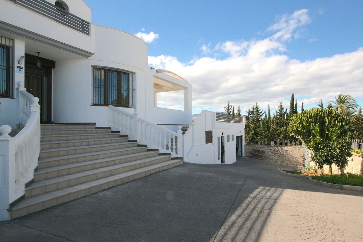8 bedroom Villa for sale in Benalmadena with pool garage - € 1,790,000 (Ref: 10153692)