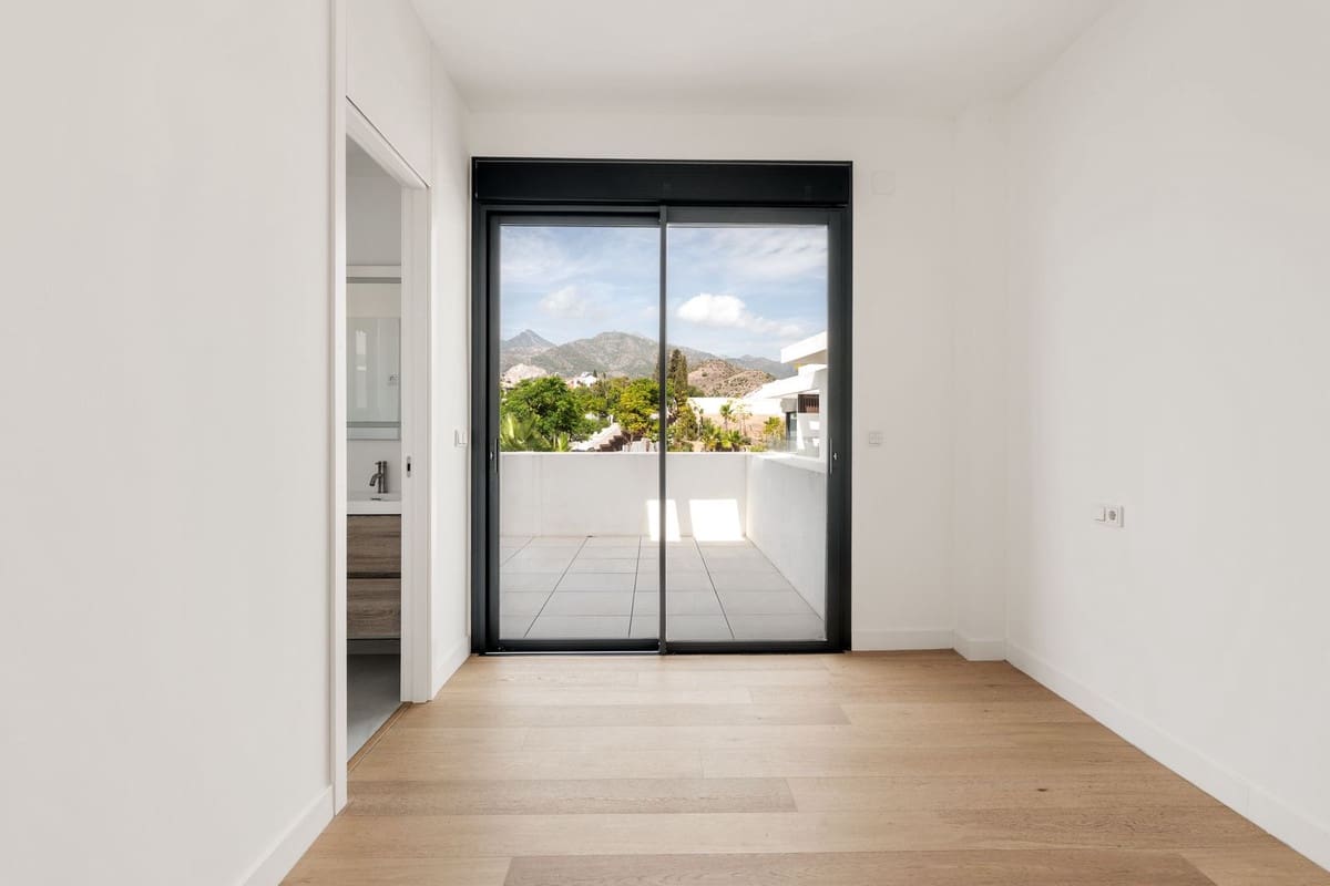 6 soveværelse Semi-Rækkehus til salg i Rio Real med swimmingpool garage - € 2.750.000 (Ref: 10154135)