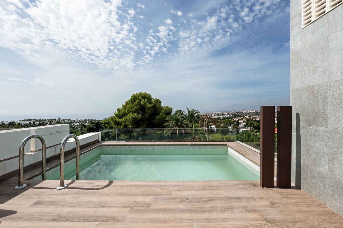 6 soveværelse Semi-Rækkehus til salg i Rio Real med swimmingpool garage - € 2.750.000 (Ref: 10154135)