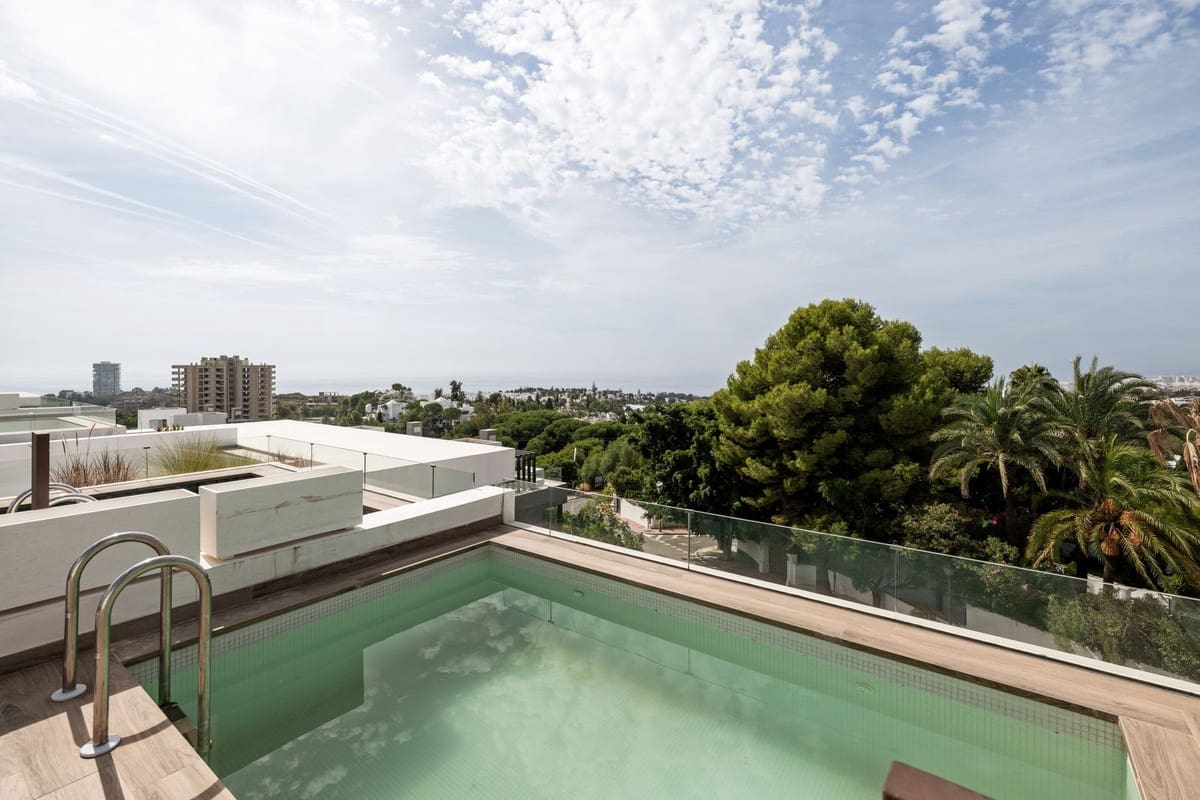 6 soveværelse Semi-Rækkehus til salg i Rio Real med swimmingpool garage - € 2.750.000 (Ref: 10154135)