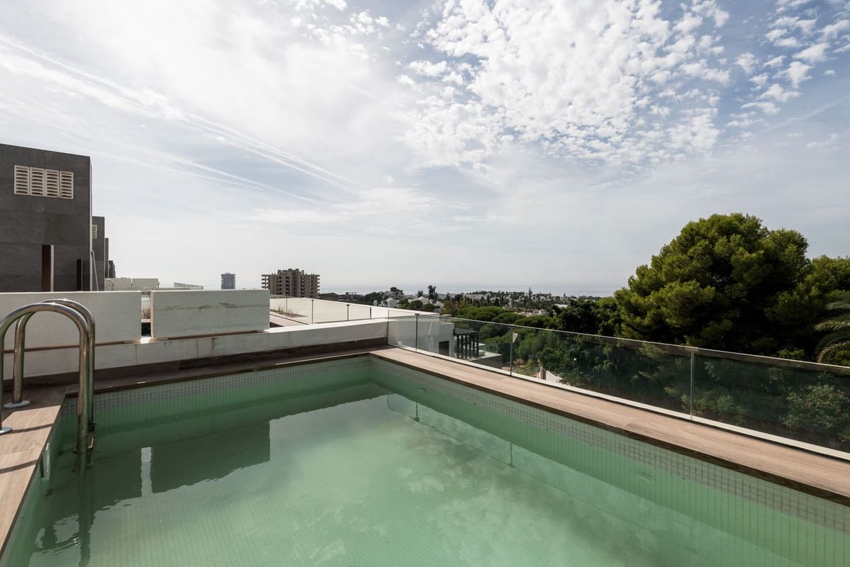 6 soveværelse Semi-Rækkehus til salg i Rio Real med swimmingpool garage - € 2.750.000 (Ref: 10154135)