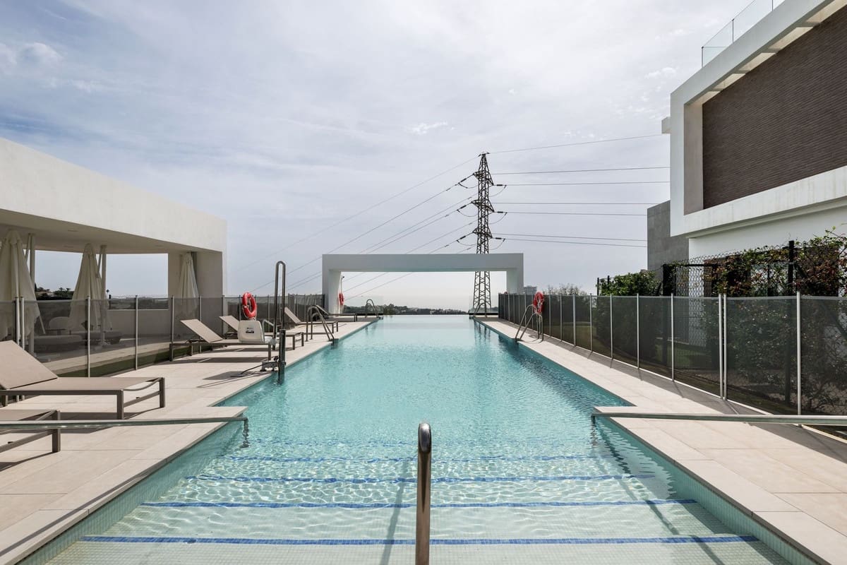 6 soveværelse Semi-Rækkehus til salg i Rio Real med swimmingpool garage - € 2.750.000 (Ref: 10154135)