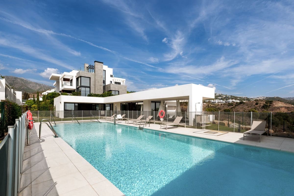 6 soveværelse Semi-Rækkehus til salg i Rio Real med swimmingpool garage - € 2.750.000 (Ref: 10154135)