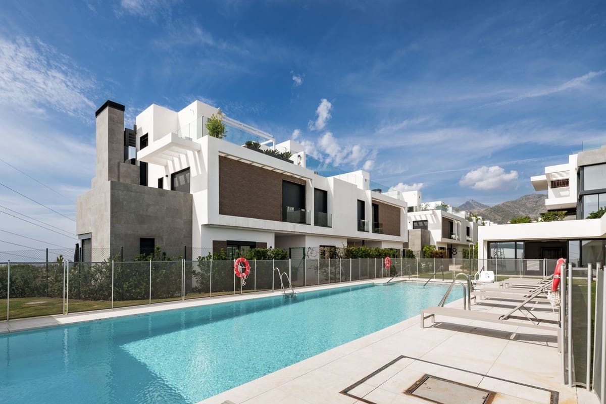 6 soveværelse Semi-Rækkehus til salg i Rio Real med swimmingpool garage - € 2.750.000 (Ref: 10154135)