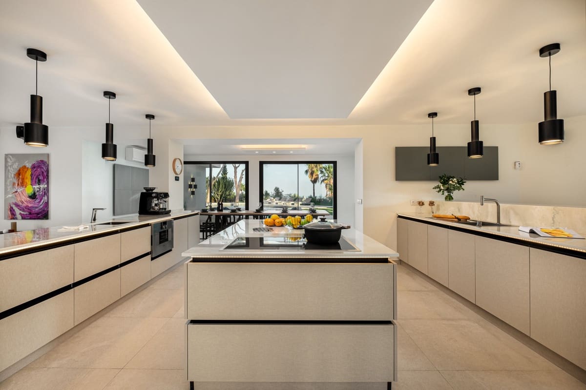 6 bedroom Villa for sale in Benalmadena with pool - € 2,995,000 (Ref: 10154138)