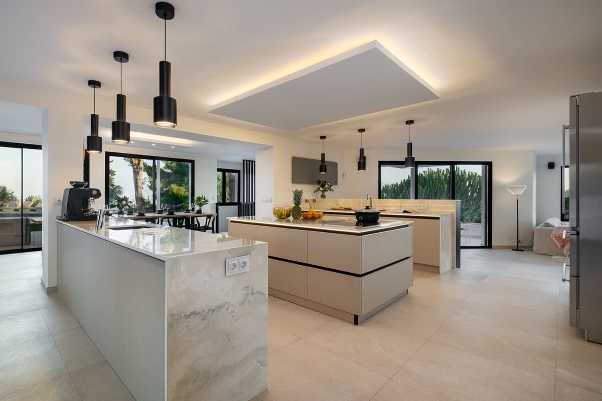 6 bedroom Villa for sale in Benalmadena with pool - € 2,995,000 (Ref: 10154138)