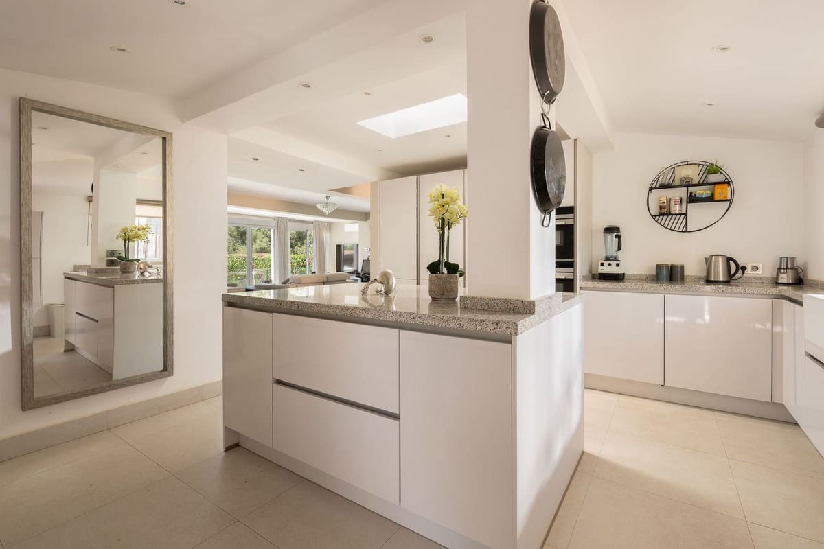 6 Zimmer Villa zu verkaufen in Rio Real mit Pool Garage - 1.795.000 € (Ref: 10154142)