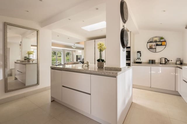 6 camera da letto Villa in vendita in Río Real, Marbella con piscina garage - 1.795.000 € (Rif: 10154142)