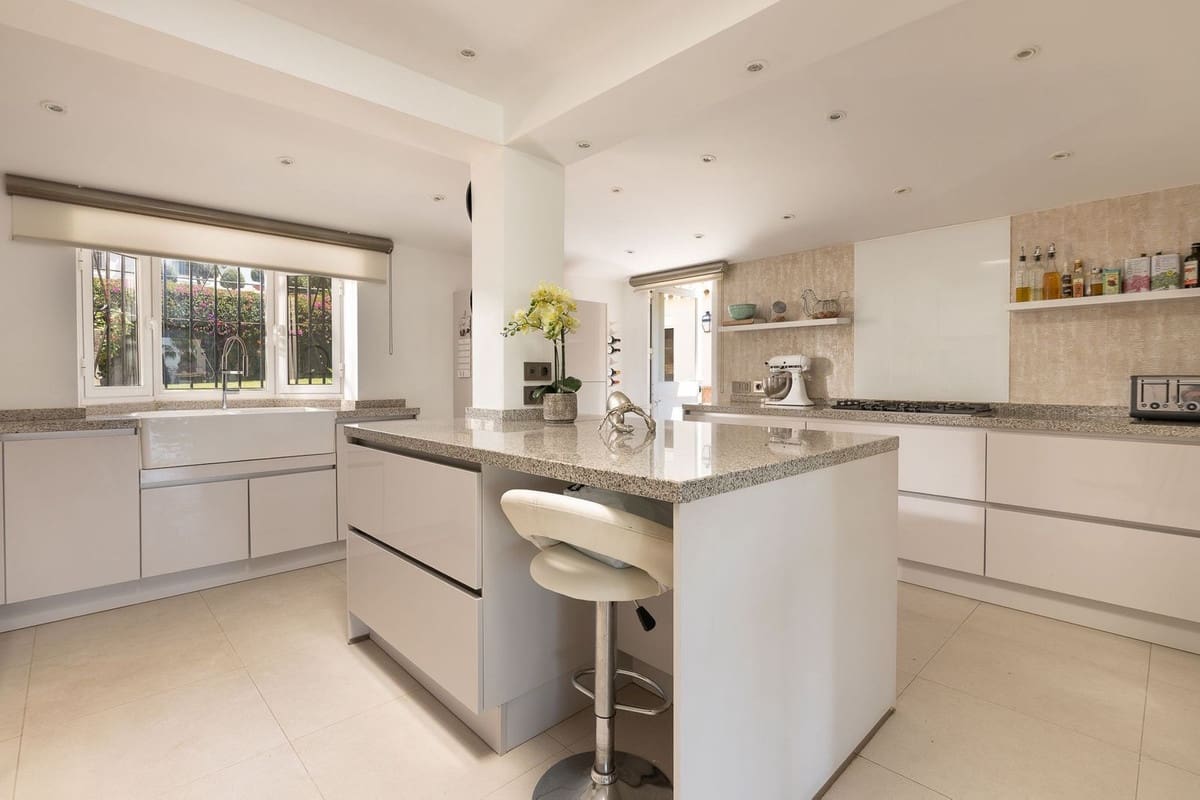 6 Zimmer Villa zu verkaufen in Rio Real mit Pool Garage - 1.795.000 € (Ref: 10154142)