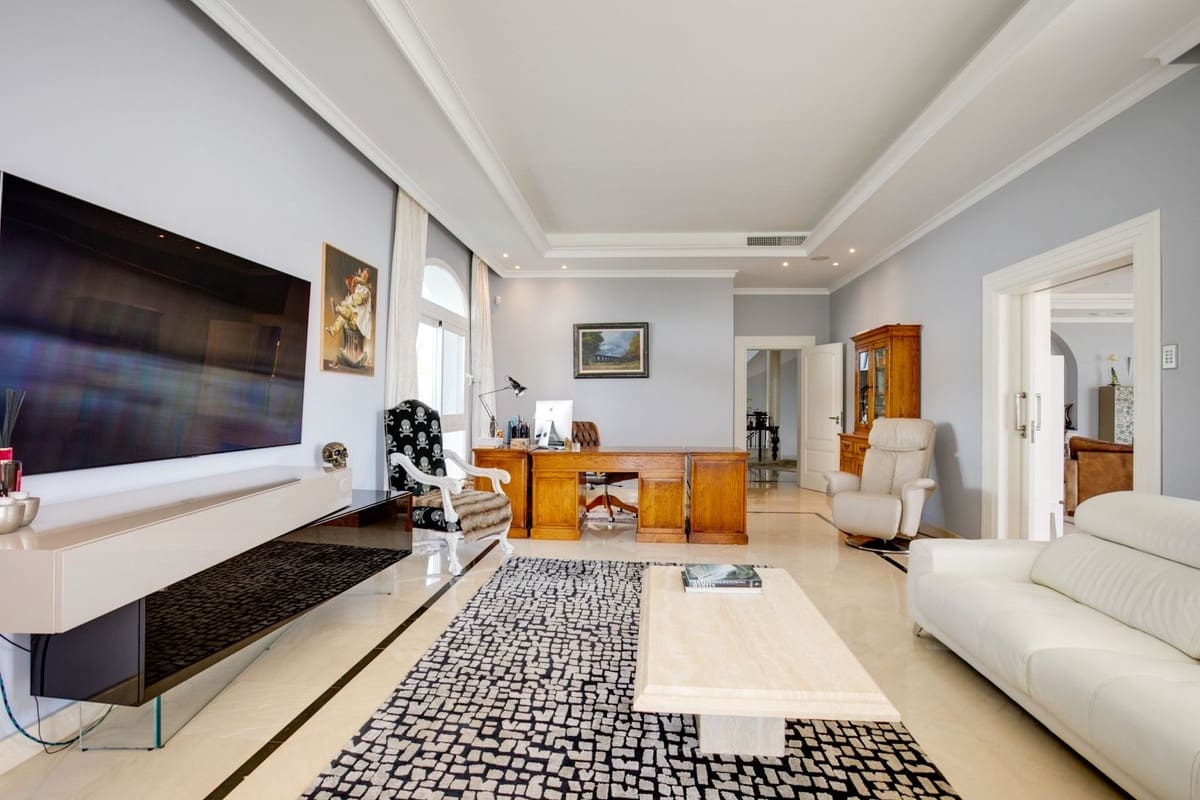 5 bedroom Villa for sale in Benahavis with pool garage - € 4,500,000 (Ref: 10156833)
