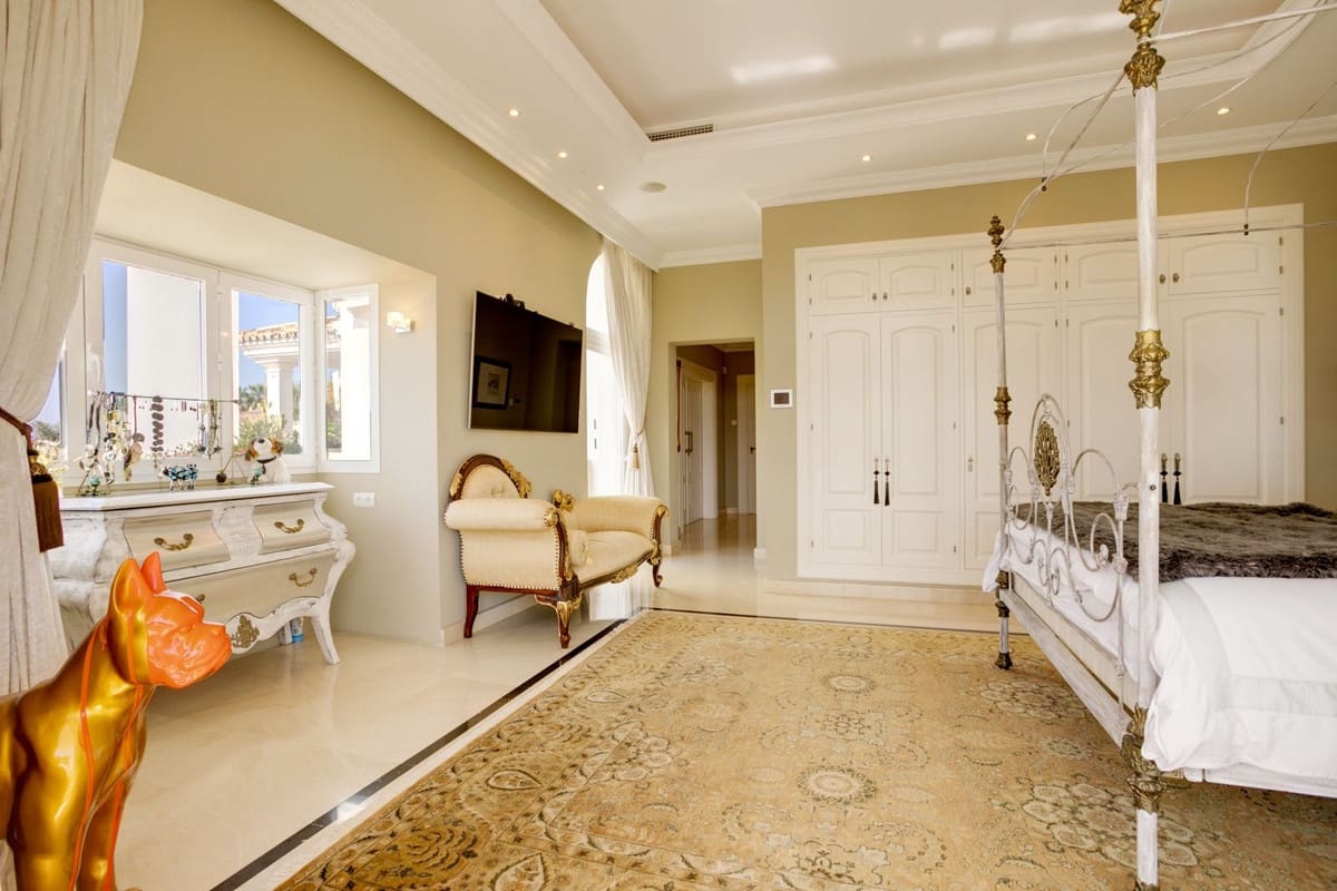 5 bedroom Villa for sale in Benahavis with pool garage - € 4,500,000 (Ref: 10156833)