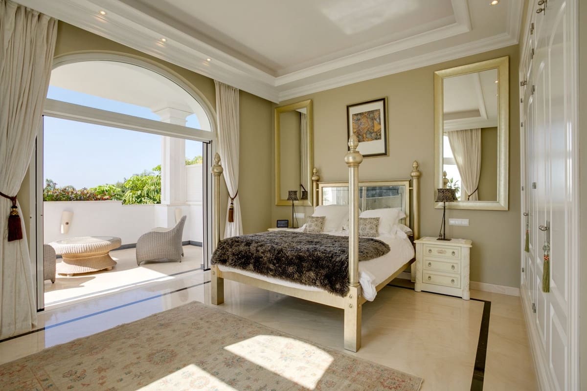 5 bedroom Villa for sale in Benahavis with pool garage - € 4,500,000 (Ref: 10156833)