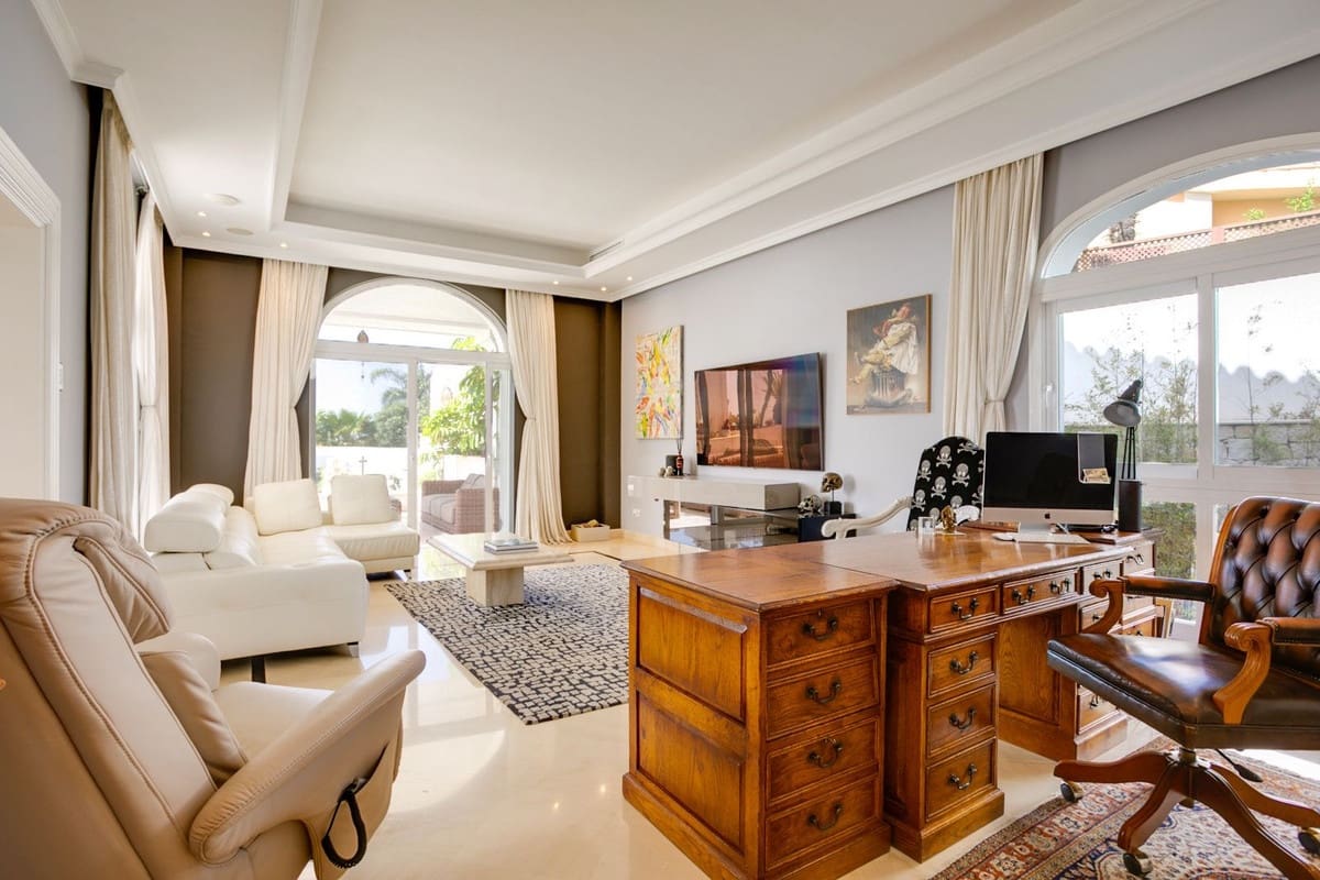 5 bedroom Villa for sale in Benahavis with pool garage - € 4,500,000 (Ref: 10156833)