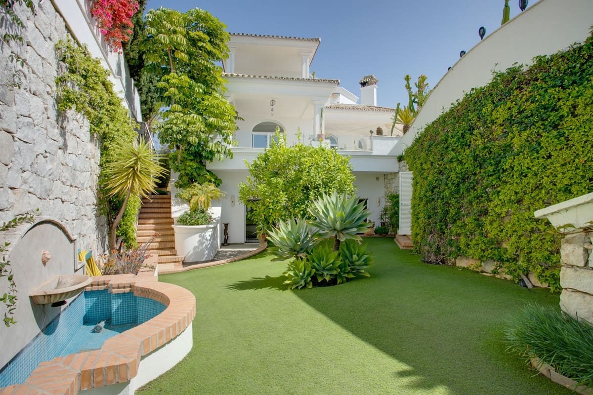 5 bedroom Villa for sale in Benahavis with pool garage - € 4,500,000 (Ref: 10156833)