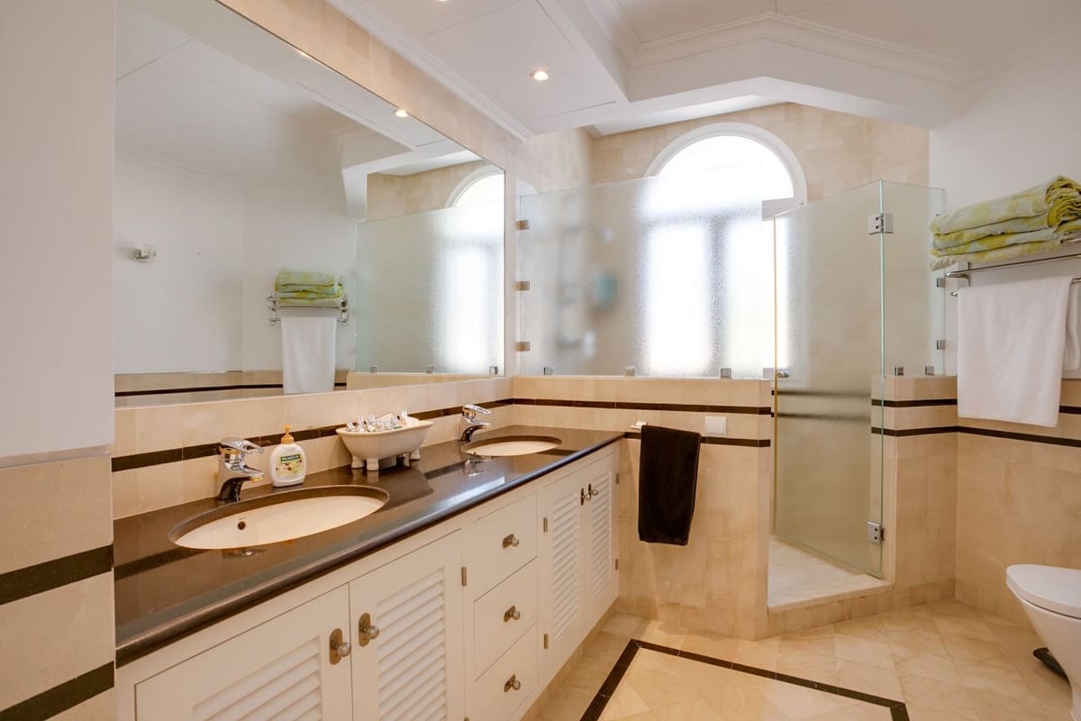 5 bedroom Villa for sale in Benahavis with pool garage - € 4,500,000 (Ref: 10156833)