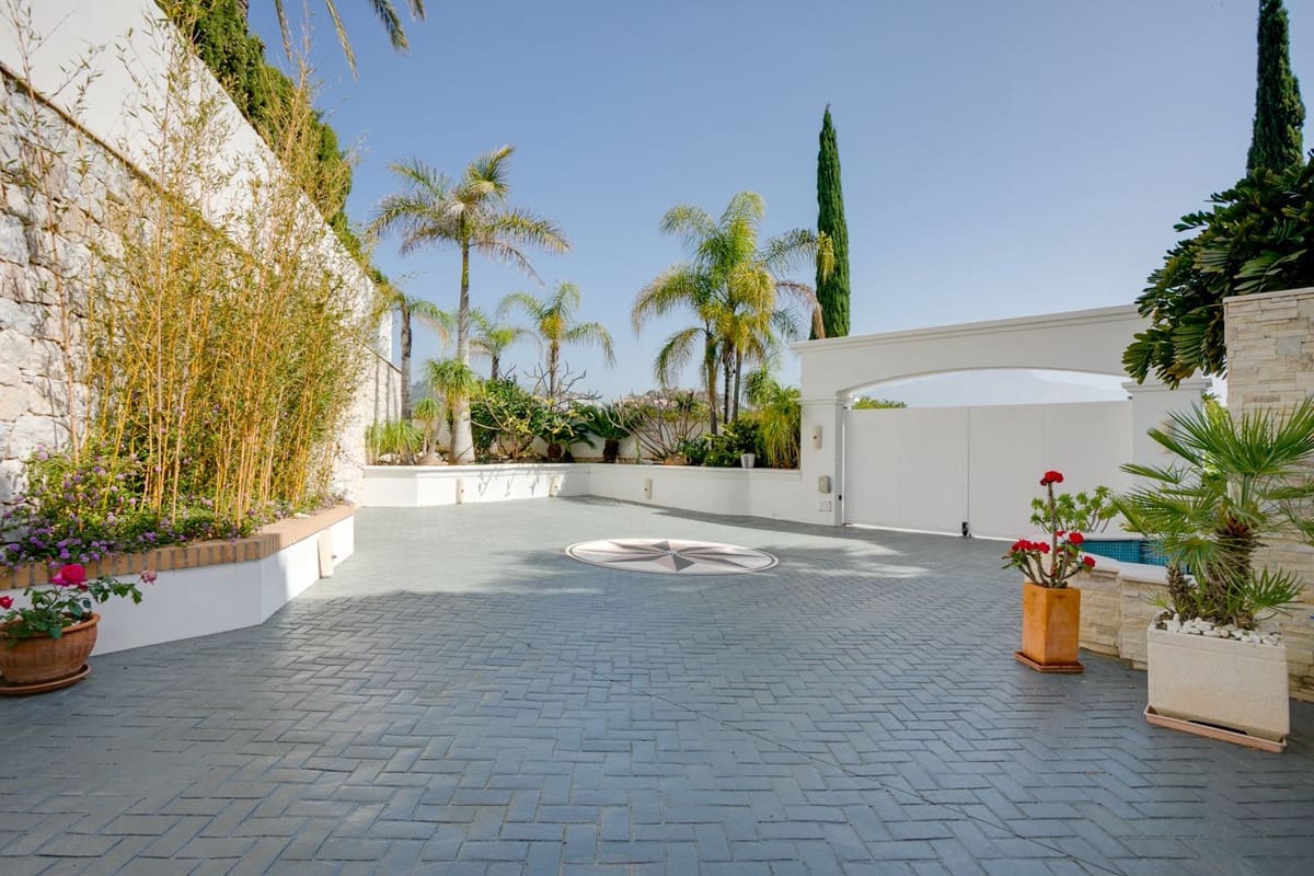 5 bedroom Villa for sale in Benahavis with pool garage - € 4,500,000 (Ref: 10156833)