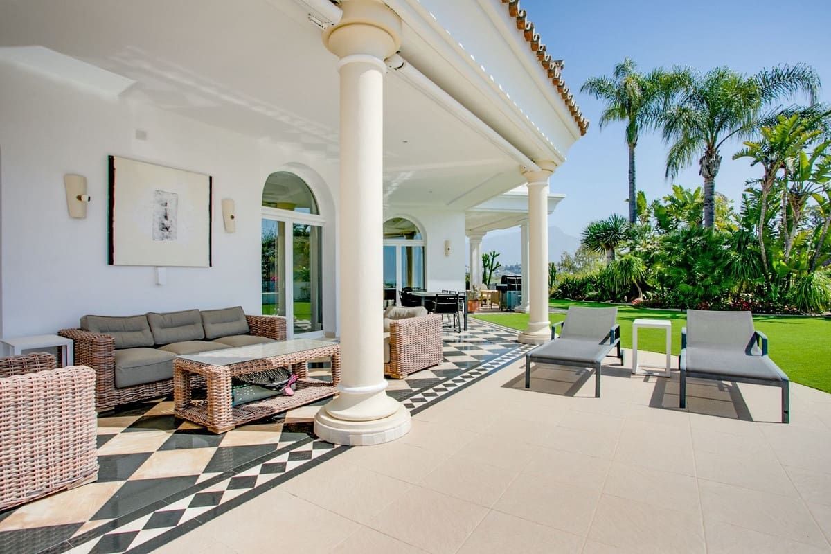 5 bedroom Villa for sale in Benahavis with pool garage - € 4,500,000 (Ref: 10156833)