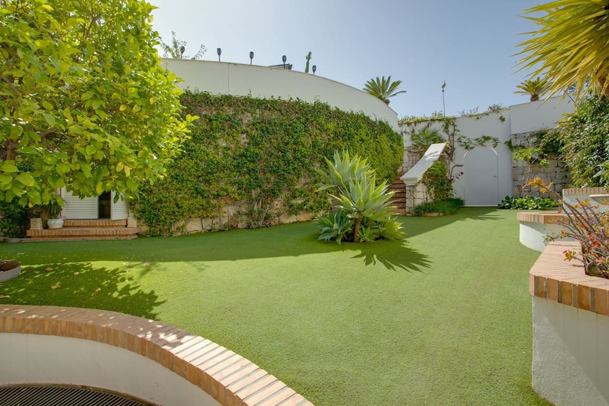 5 bedroom Villa for sale in Benahavis with pool garage - € 4,500,000 (Ref: 10156833)