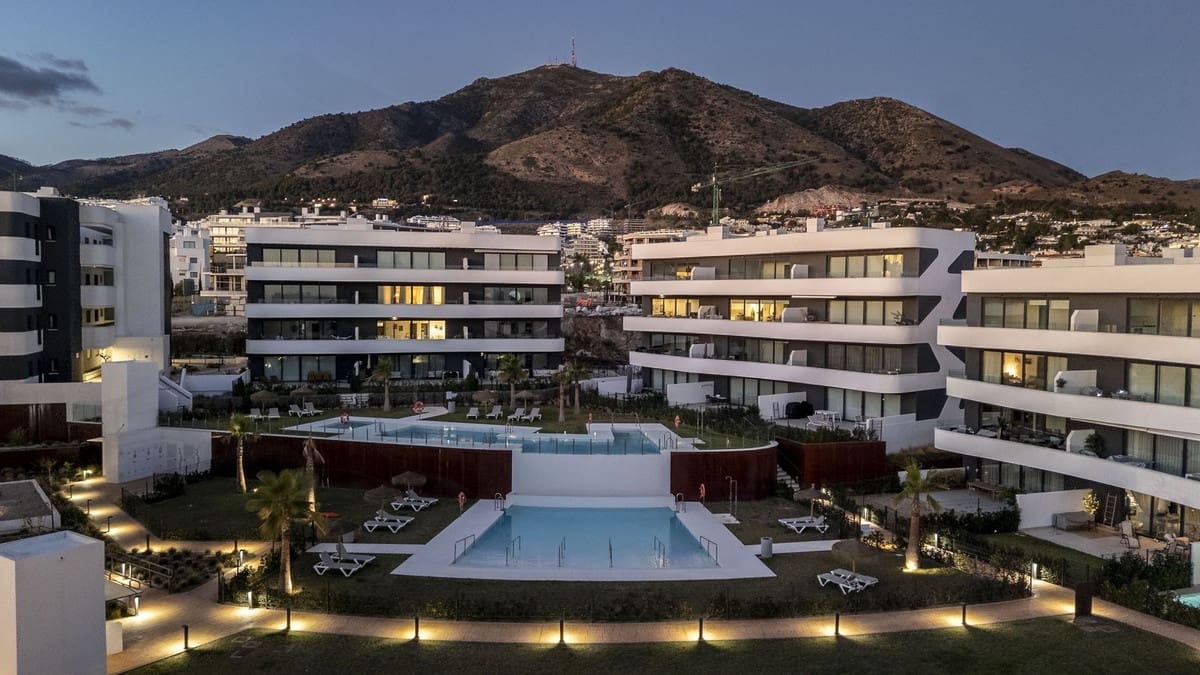 2 soverom Leilighet til salgs i Fuengirola med svømmebasseng garasje - € 425 000 (Ref: 10156835)