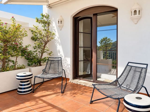 Apartamento de 3 habitaciones en Los Arqueros, Benahavís en venta con piscina garaje - 995.000 € (Ref: 10160835)