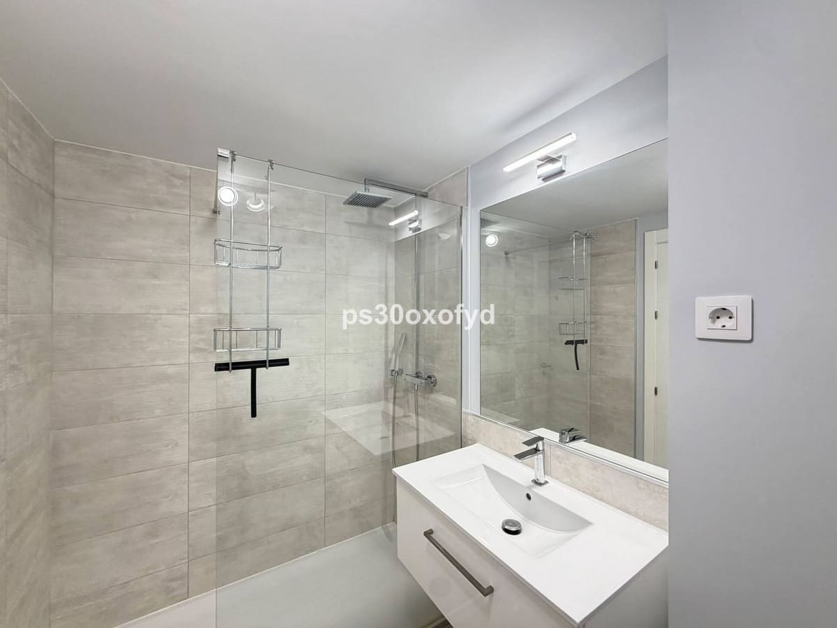 Apartamento de 2 habitaciones en La Duquesa / Puerto de la Duquesa en venta con piscina - 469.000 € (Ref: 10160840)