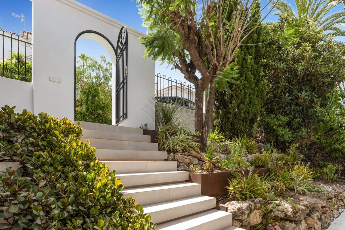 4 soveværelse Villa til salg i Nueva Andalucia med swimmingpool garage - € 3.495.000 (Ref: 10160841)