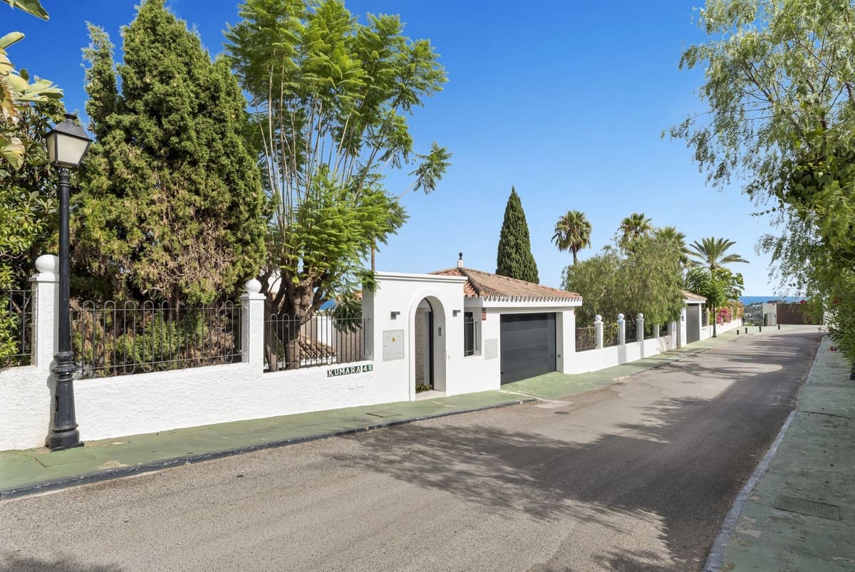4 soveværelse Villa til salg i Nueva Andalucia med swimmingpool garage - € 3.495.000 (Ref: 10160841)