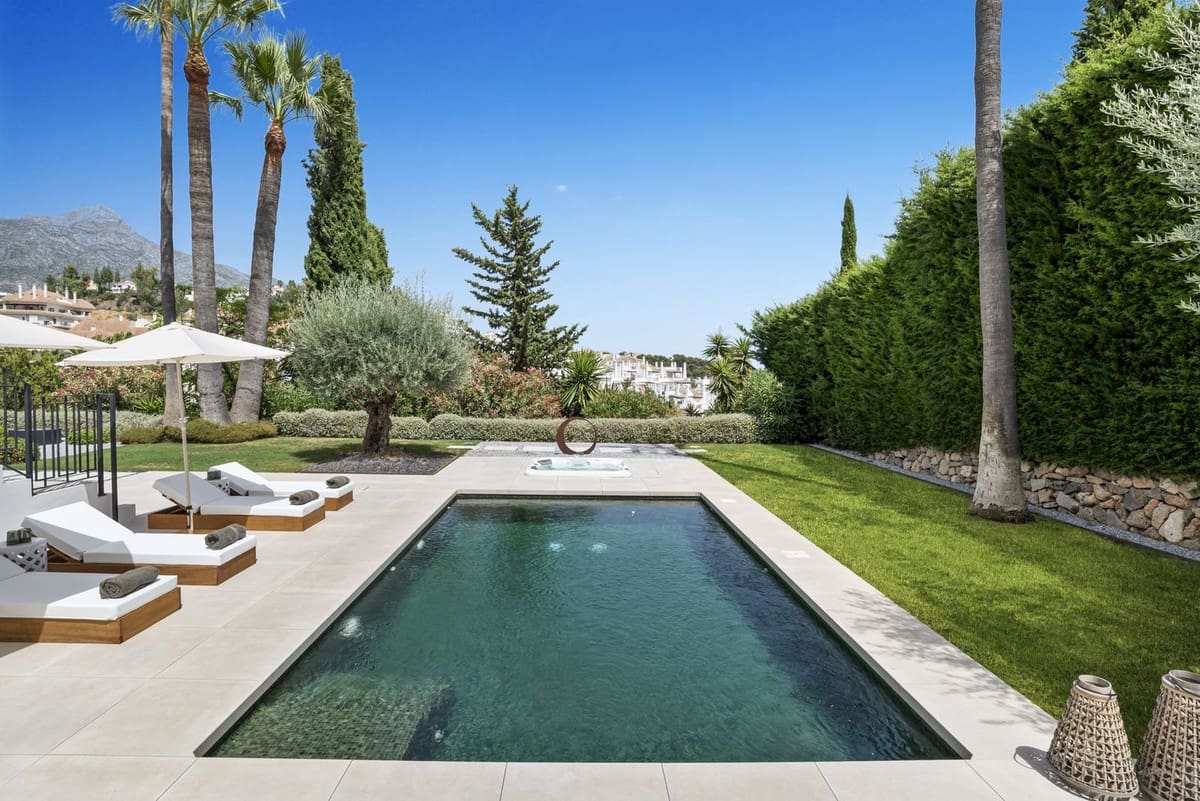 4 soveværelse Villa til salg i Nueva Andalucia med swimmingpool garage - € 3.495.000 (Ref: 10160841)