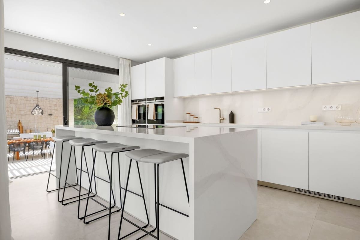 4 soveværelse Villa til salg i Nueva Andalucia med swimmingpool garage - € 3.495.000 (Ref: 10160841)