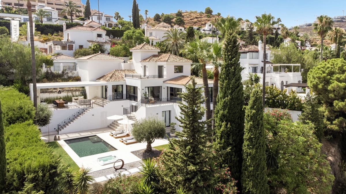 4 soveværelse Villa til salg i Nueva Andalucia med swimmingpool garage - € 3.495.000 (Ref: 10160841)