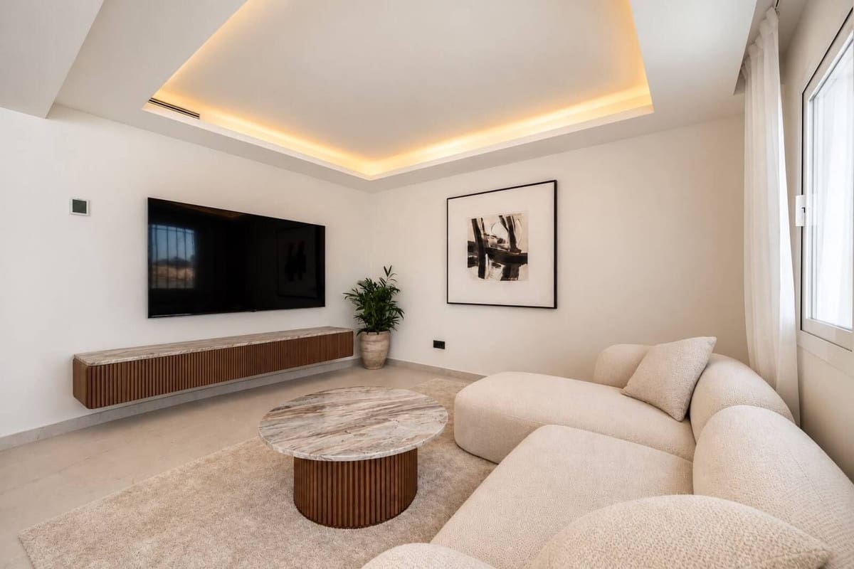 3 soverom Leilighet til salgs i El Paraiso med svømmebasseng garasje - € 750 000 (Ref: 10160845)
