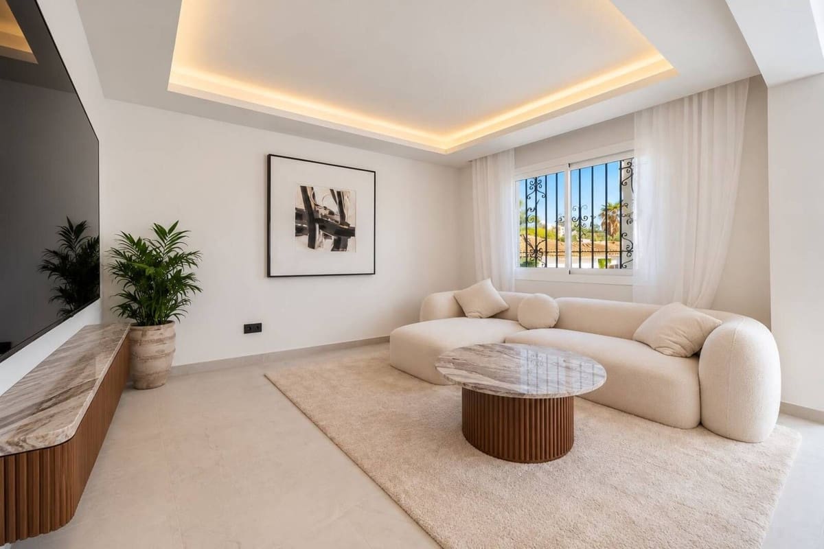 3 soverom Leilighet til salgs i El Paraiso med svømmebasseng garasje - € 750 000 (Ref: 10160845)