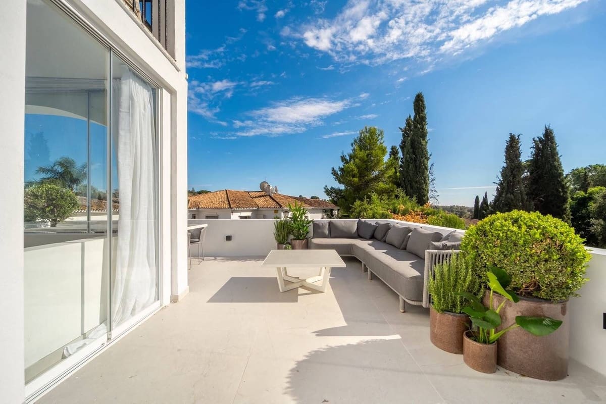 3 soverom Leilighet til salgs i El Paraiso med svømmebasseng garasje - € 750 000 (Ref: 10160845)
