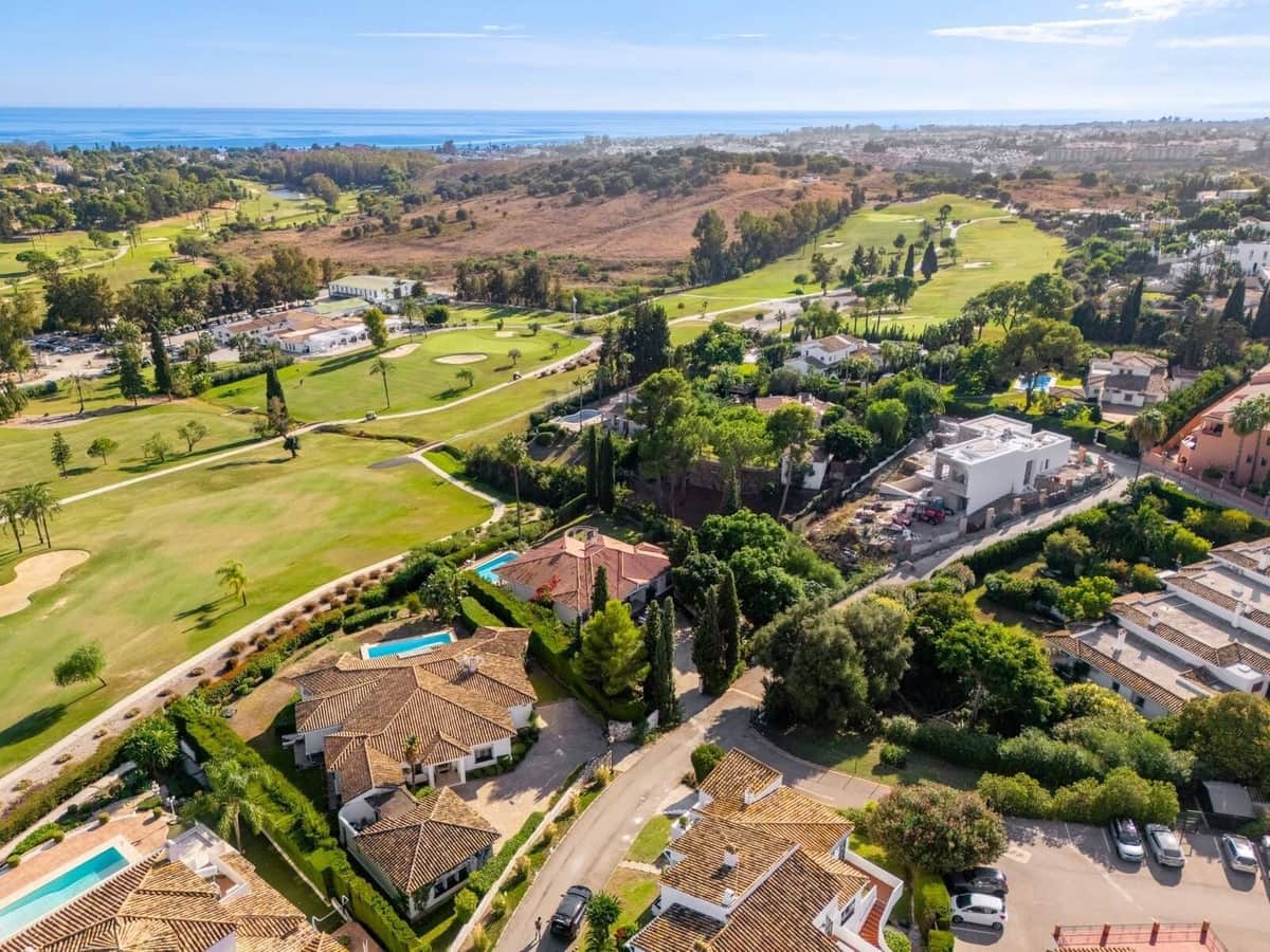 3 soverom Leilighet til salgs i El Paraiso med svømmebasseng garasje - € 750 000 (Ref: 10160845)