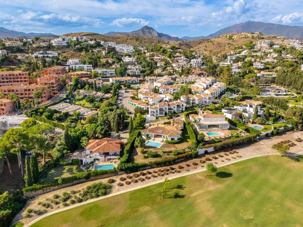 3 soverom Leilighet til salgs i El Paraiso med svømmebasseng garasje - € 750 000 (Ref: 10160845)