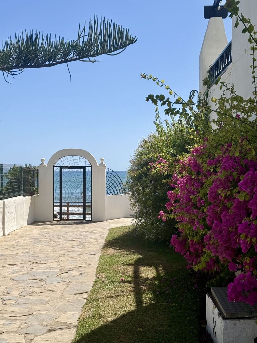 2 bedroom Townhouse for sale in Calahonda with pool - € 479,000 (Ref: 10160846)