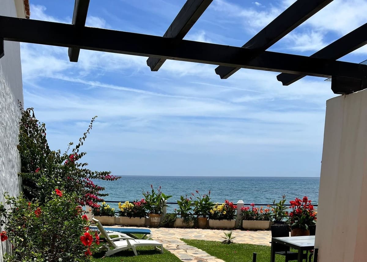 2 bedroom Townhouse for sale in Calahonda with pool - € 479,000 (Ref: 10160846)