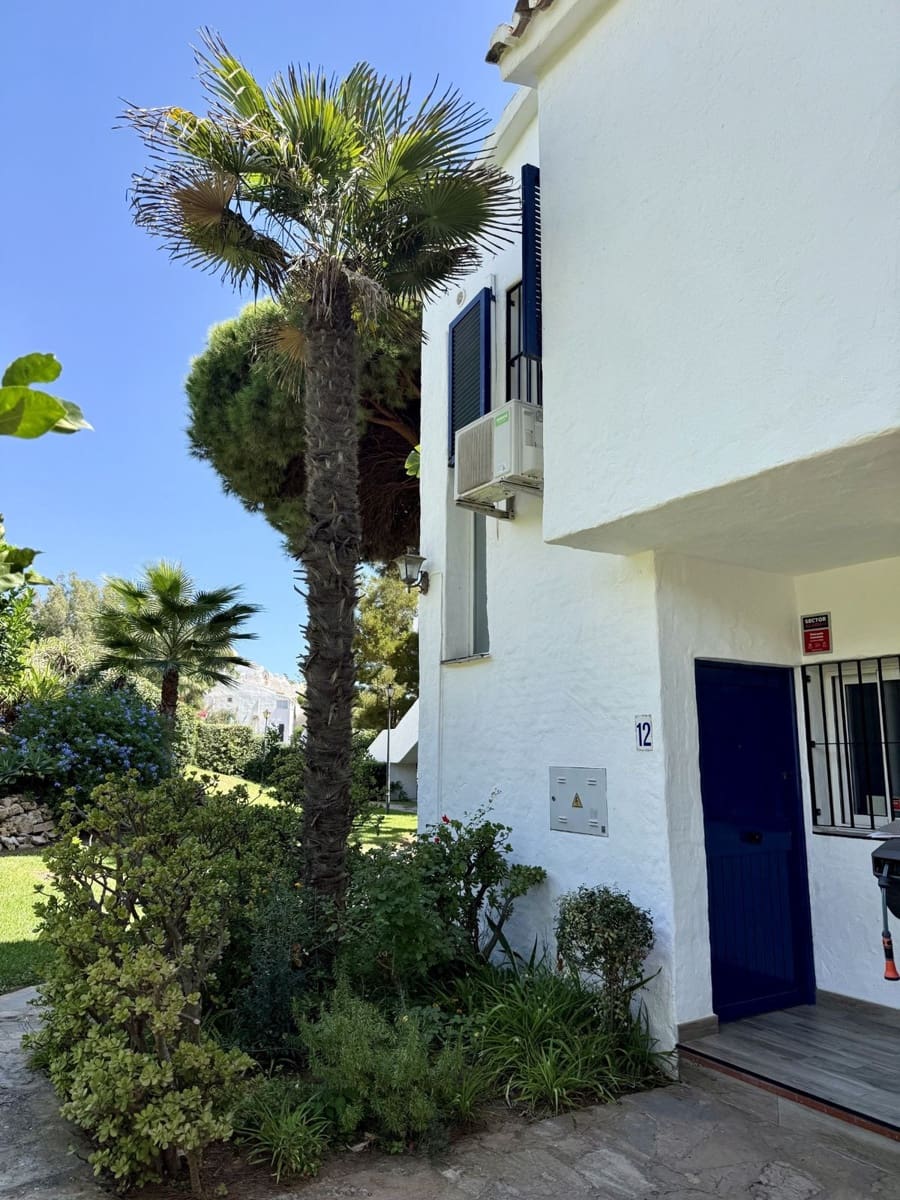 2 bedroom Townhouse for sale in Calahonda with pool - € 479,000 (Ref: 10160846)