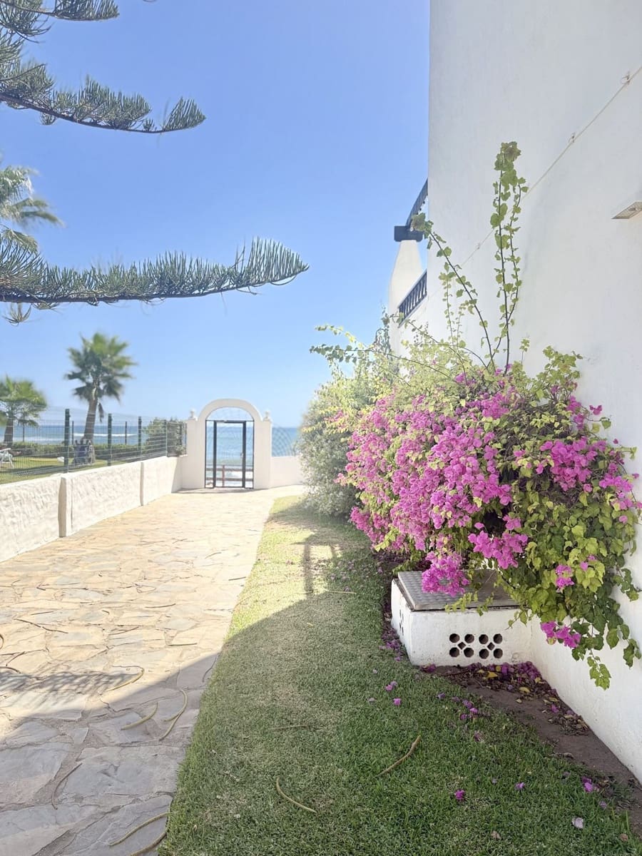 2 bedroom Townhouse for sale in Calahonda with pool - € 479,000 (Ref: 10160846)
