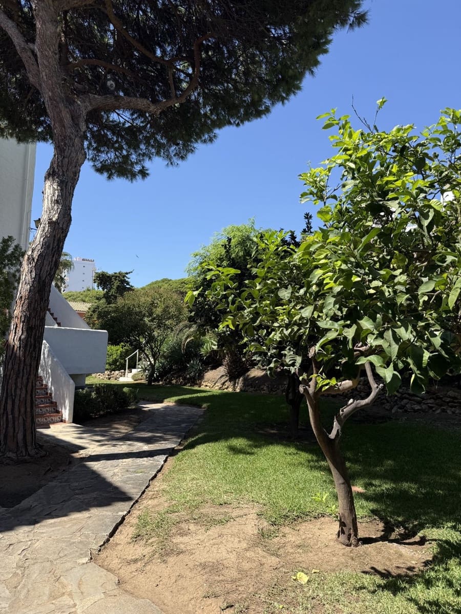 2 bedroom Townhouse for sale in Calahonda with pool - € 479,000 (Ref: 10160846)