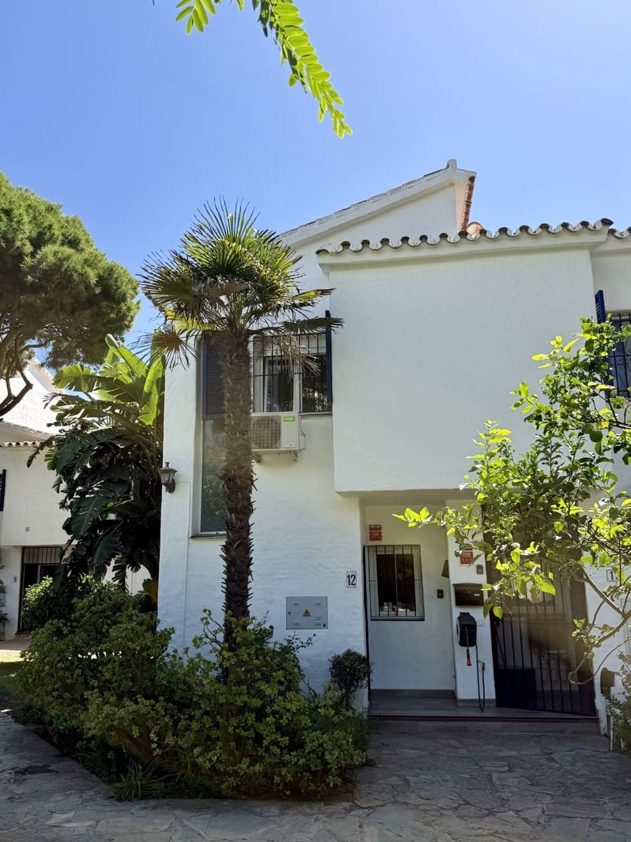 2 bedroom Townhouse for sale in Calahonda with pool - € 479,000 (Ref: 10160846)